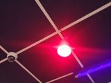 une lampe rouge fixée au plafond d'une pièce