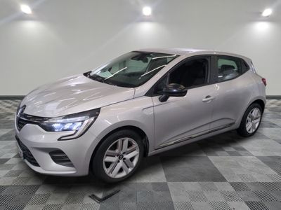 une voiture argentée garée dans un garage au sol en damier