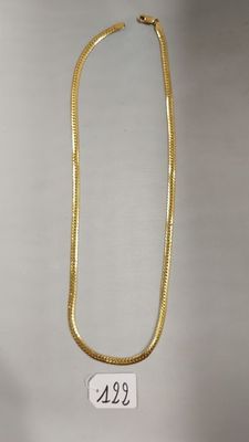 un collier en or orné d'un motif de serpent