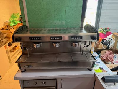 une photo d'une machine à expresso professionnelle dans une cuisine