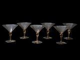 six verres à vin sont alignés sur fond noir