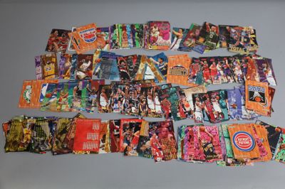 tout un tas de cartes de basket posées ensemble sur la table