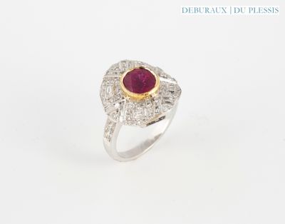 une image représentant une bague sertie d'un diamant et d'un rubis sur fond blanc