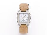 une photo d'une montre-bracelet avec un cadran blanc et un bracelet en cuir beige