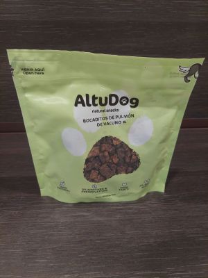 un gros plan sur un sac de croquettes posé sur une table en bois