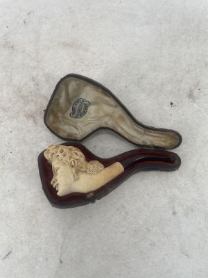 two pipe holders that are sitting on a table