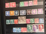 une vitrine sur laquelle sont exposés de nombreux timbres