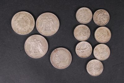 six types de pièces différents sont disposés sur une surface noire