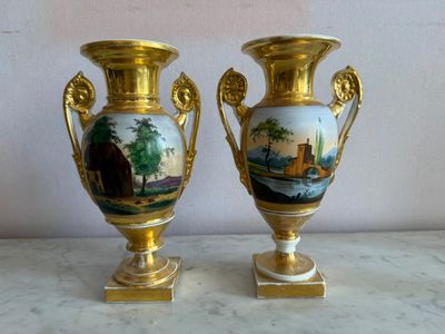 deux vases posés sur une table