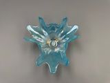 un bol en verre bleu contenant un diamant