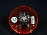 une montre dans un écrin rouge posée sur un fond noir