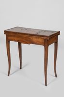 TABLE à JEU en noyer, piètement cambré et dessus marqueté dé… (photo 4)