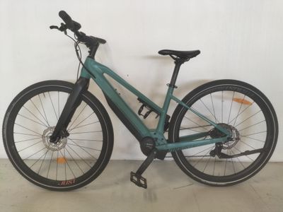 un vélo garé contre un mur