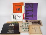 plusieurs livres sont empilés sur une surface blanche