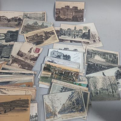 un lot de vieilles cartes postales posées sur une table