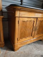 Buffet à hauteur d'appui en noyer, ouvrant à deux portes et … (photo 2)