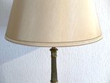 une lampe posée sur une table en bois