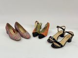 trois paires de chaussures de femmes sont alignées sur une surface blanche