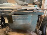 une photo d'un établi dans un garage avec de nombreux outils