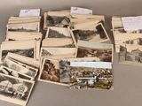 une pile de vieilles cartes postales posée sur une table