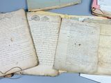 plusieurs vieux papiers sont empilés sur une table
