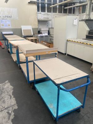 de nombreuses tables alignées dans une pièce