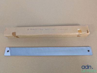deux morceaux de carton sont posés l'un à côté de l'autre sur une table
