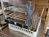 un grille-pain posé sur une table