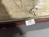 une table en verre sur laquelle est posée une carte