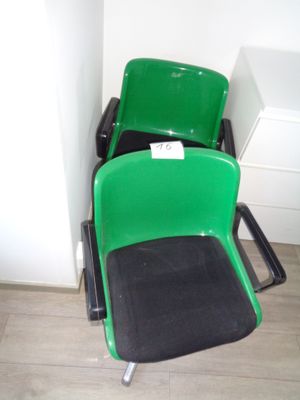 deux chaises vertes placées l'une à côté de l'autre dans une pièce