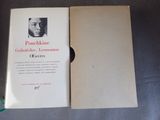 un livre sur lequel figure la photo d'un homme