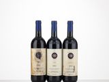 trois bouteilles de vin posées sur une table l'une à côté de l'autre