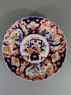 l'image d'une assiette décorative ornée de fleurs