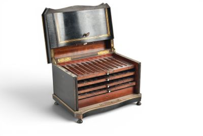 une petite boîte en bois à tiroirs montée sur roulettes