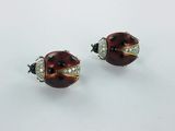 une paire de boucles d'oreilles en forme de coccinelles ornées de diamants