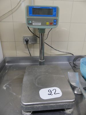 une image représentant une balance sur laquelle est posé un bol
