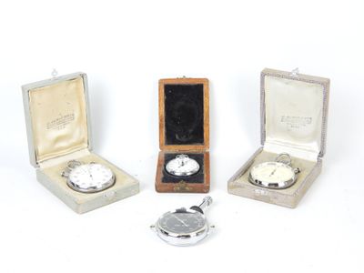 trois montres en argent sont posées dans une boîte en bois sur une surface blanche
