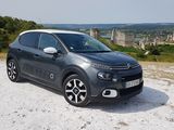 La petite voiture est garée sur le bord de la route.