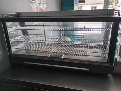 une image d'une vitrine dans un magasin