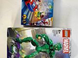 Deux boîtes de Lego sont posées l'une à côté de l'autre sur une table.