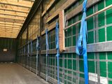 de nombreuses cravates bleues accrochées à la façade d'un immeuble