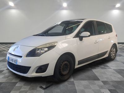 la petite voiture blanche est garée dans le garage sur un sol en damier