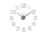 une horloge blanche avec des chiffres sur fond blanc