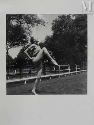 photographie en noir et blanc d'une femme en maillot de bain en train d'exécuter une figure acrobatique