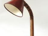 une lampe en bois avec un abat-jour rouge sur fond blanc