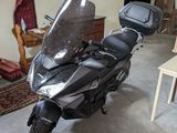 une moto qui est garée dans un garage