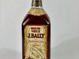 une photo d'une bouteille de rhum posée sur une table