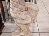 une table en verre sur laquelle se trouve un vase