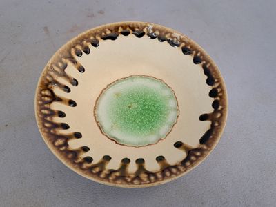 Japon XXème Bol en céramique vernissée à coulures brunes, le…