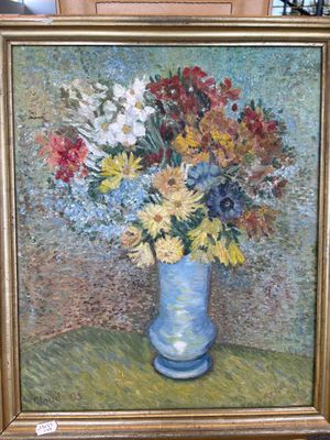 une peinture de fleurs dans un vase bleu sur une table